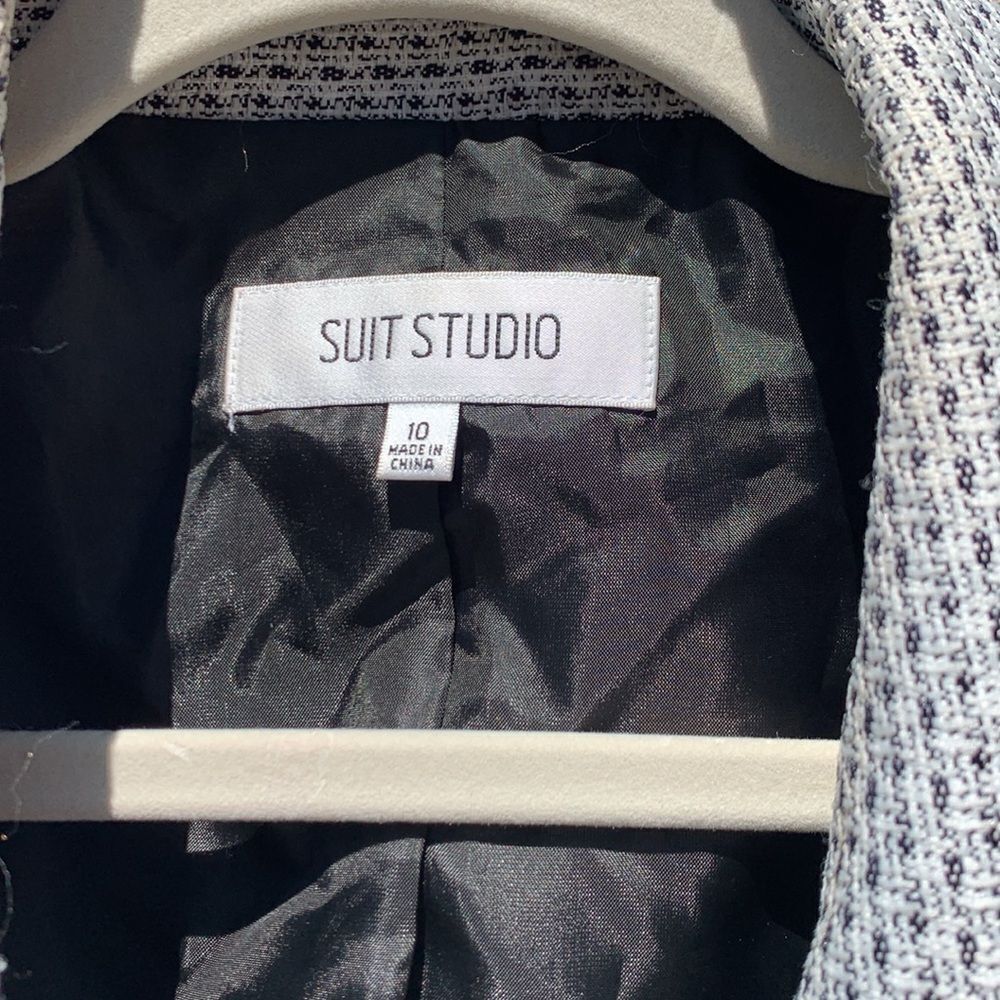 Take 50% OFF- Suit Studio Gray Structured Blazer with Notched Lapels, Size-10 - Picture 4 of 7